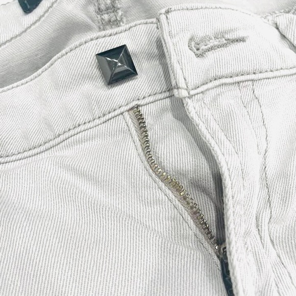 Size 31 Guess Excellent Condition, 9” Rise, 30” Inseam (retail $100) - Picture 2 of 2